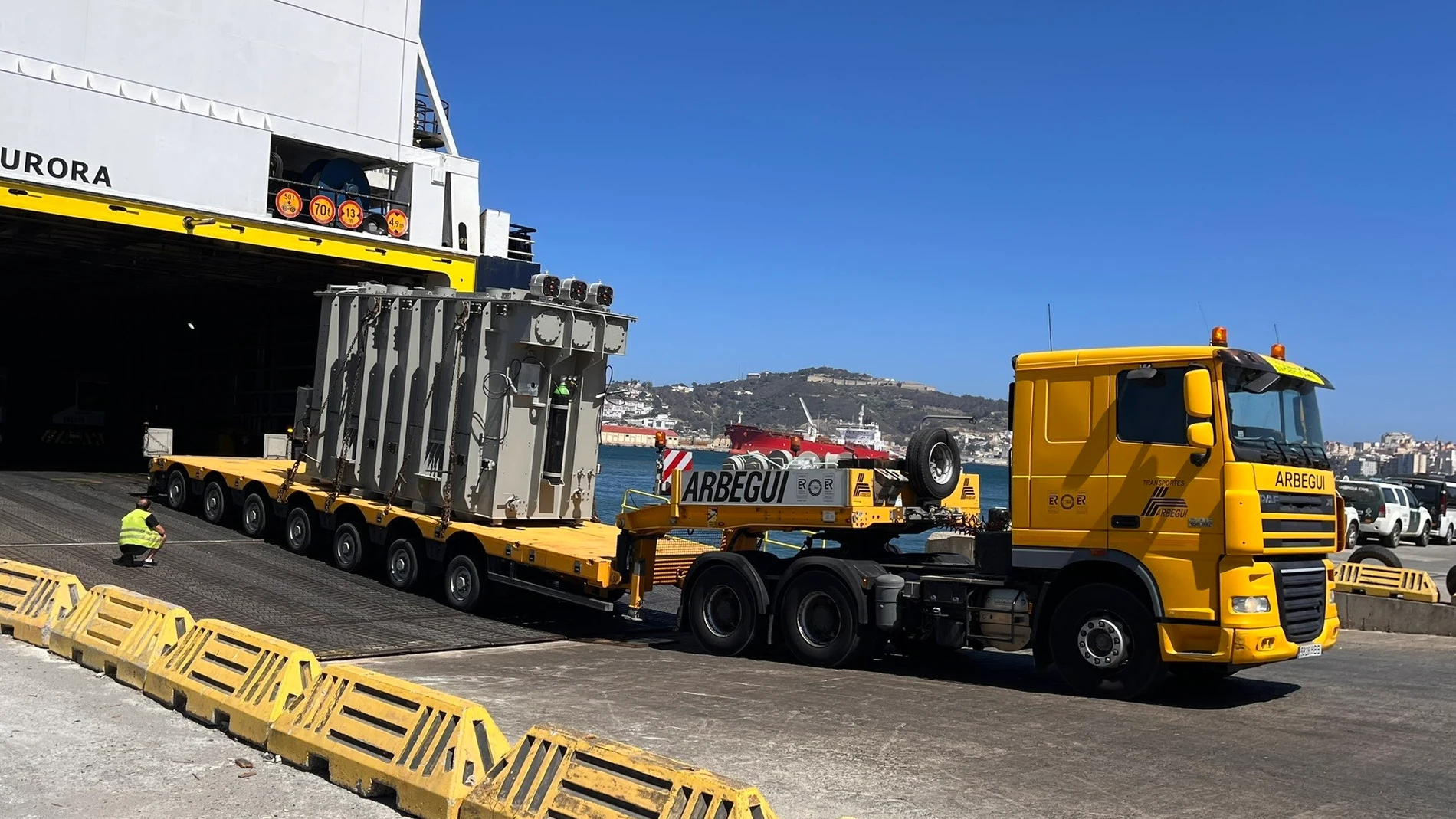 Transformador siendo descargado en el puerto de Ceuta antes de su transporte a la nueva subestación Virgen de África. REMITIDA / HANDOUT por ENDESA Fotografía remitida a medios de comunicación exclusivamente para ilustrar la noticia a la que hace referencia la imagen, y citando la procedencia de la imagen en la firma 21/08/2025