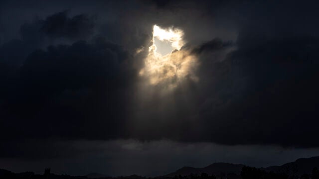 Cielos nubosos, chubascos débiles, tormentas y temperaturas sin cambios
