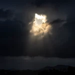 Cielos nubosos, chubascos débiles, tormentas y temperaturas sin cambios