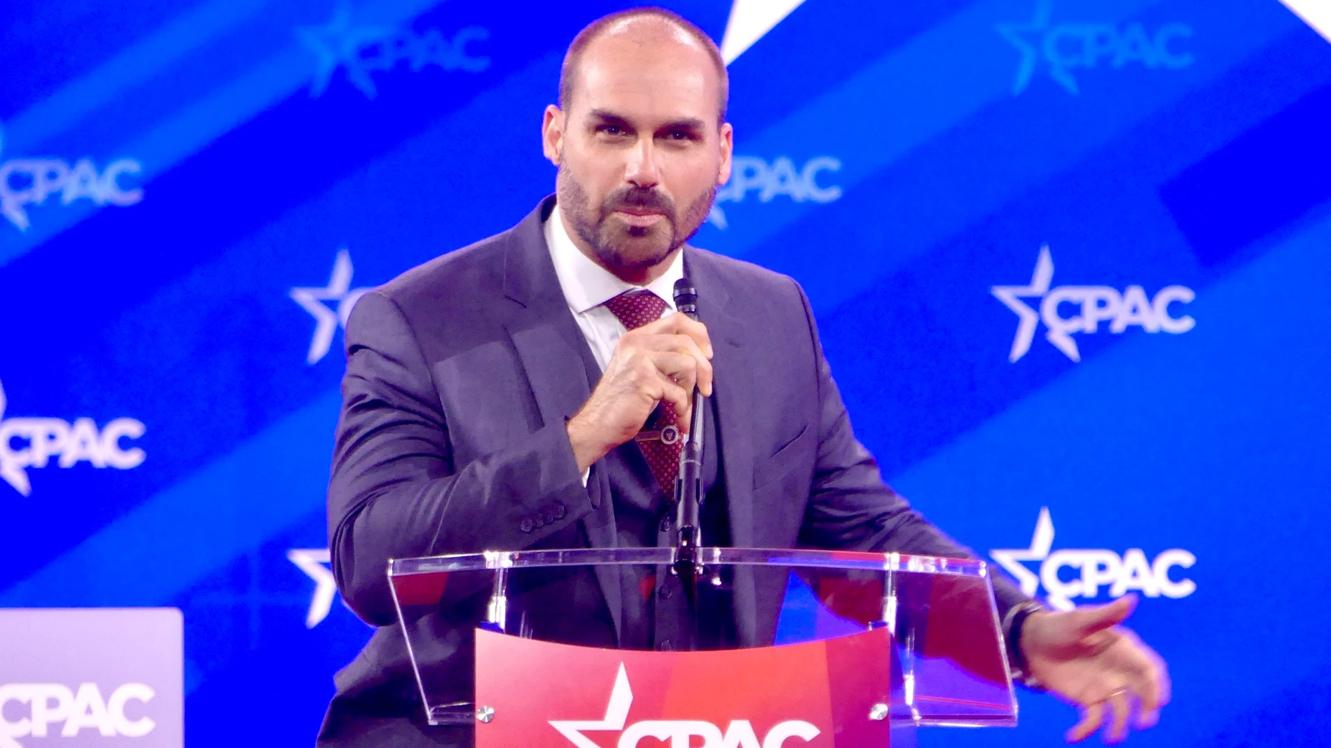 (Foto de ARCHIVO) February 25, 2025, Washington Dc, Maryland: (new) eduardo bolsonaro, speaks at cpac in dc 2025. February 20, 2025, washington dc, maryland, usa: eduardo bolsonaro, member of the chamber of deputies of brazil and of cpac brazil speaks at conservating political action conference (cpac) at the gaylord national resort hotel and convention center to conservative activists present. He is also the son of former brazilian president, jair bolsonaro. Europa Press/Contacto/Julia Mine...