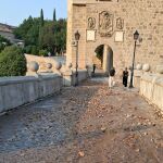 Así ha amanecido este jueves el Puente de San Martín, en Toledo, tras el reventón de una tubería.