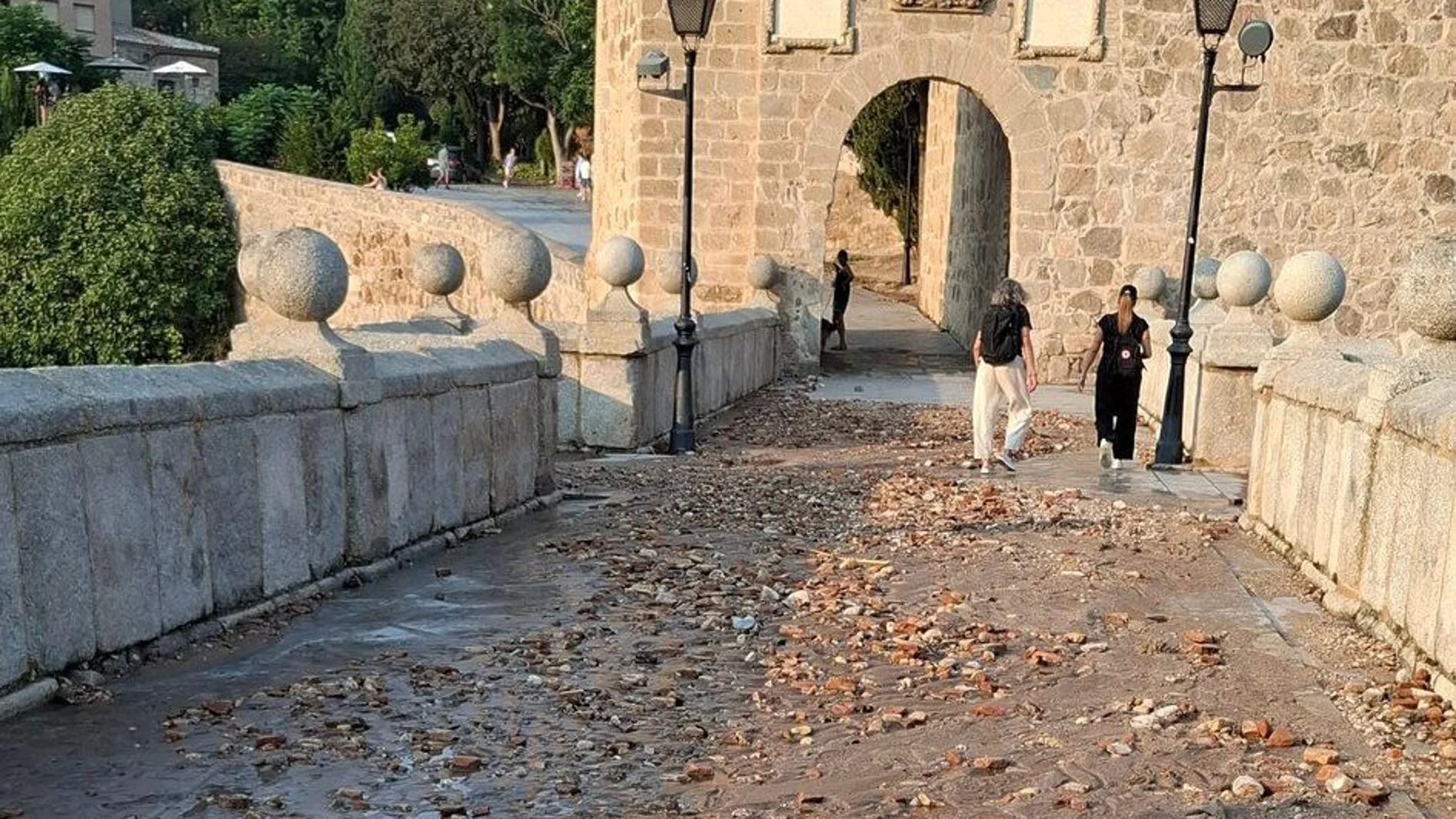 Así ha amanecido este jueves el Puente de San Martín, en Toledo, tras el reventón de una tubería.