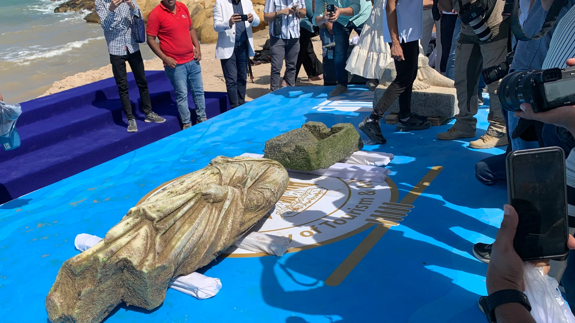 ALEJANDRÍA (EGITPO), 21/08/2025.- Egipto presentó este jueves los restos de una ciudad sumergida frente a la costa de Alejandría, un conjunto monumental de más de dos milenios de antigüedad que incluye templos, viviendas, depósitos de agua, estanques para peces y un muelle de 125 metros. Los arqueólogos creen que el sitio podría corresponder a una extensión de la antigua ciudad de Canopo, célebre en tiempos ptolemaicos y romanos tanto por su riqueza como por sus excesos. EFE/ Pablo De Aguinaco