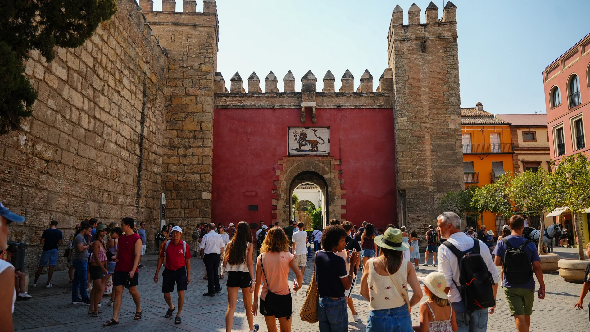 Imágenes del Alcázar de Sevilla. A 21 de agosto de 2025 en Sevilla, Andalucía (España). La gerente del Real Alcázar de Sevilla, Ana María Jáuregui, ha dado a conocer los sistemas de seguridad implantados en el monumento, esenciales para su correcto funcionamiento y conservación. El conjunto, declarado Patrimonio de la Humanidad por la UNESCO en 1987, mantiene así los estándares de protección de uno de los enclaves históricos más visitados de la ciudad. 21 AGOSTO 2025 Francisco J. Olmo / Eur...