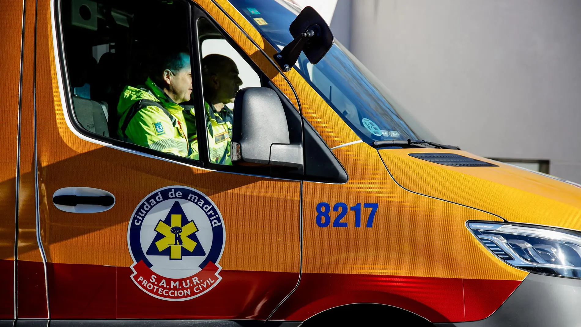 MADRID.-Sucesos.- Herido un hombre de 71 años al ser arrollado por una furgoneta tras bajarse de su vehículo averiado en Madrid