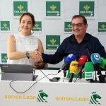 Natichu Alvarado y Narciso Prieto durante la firma del convenio