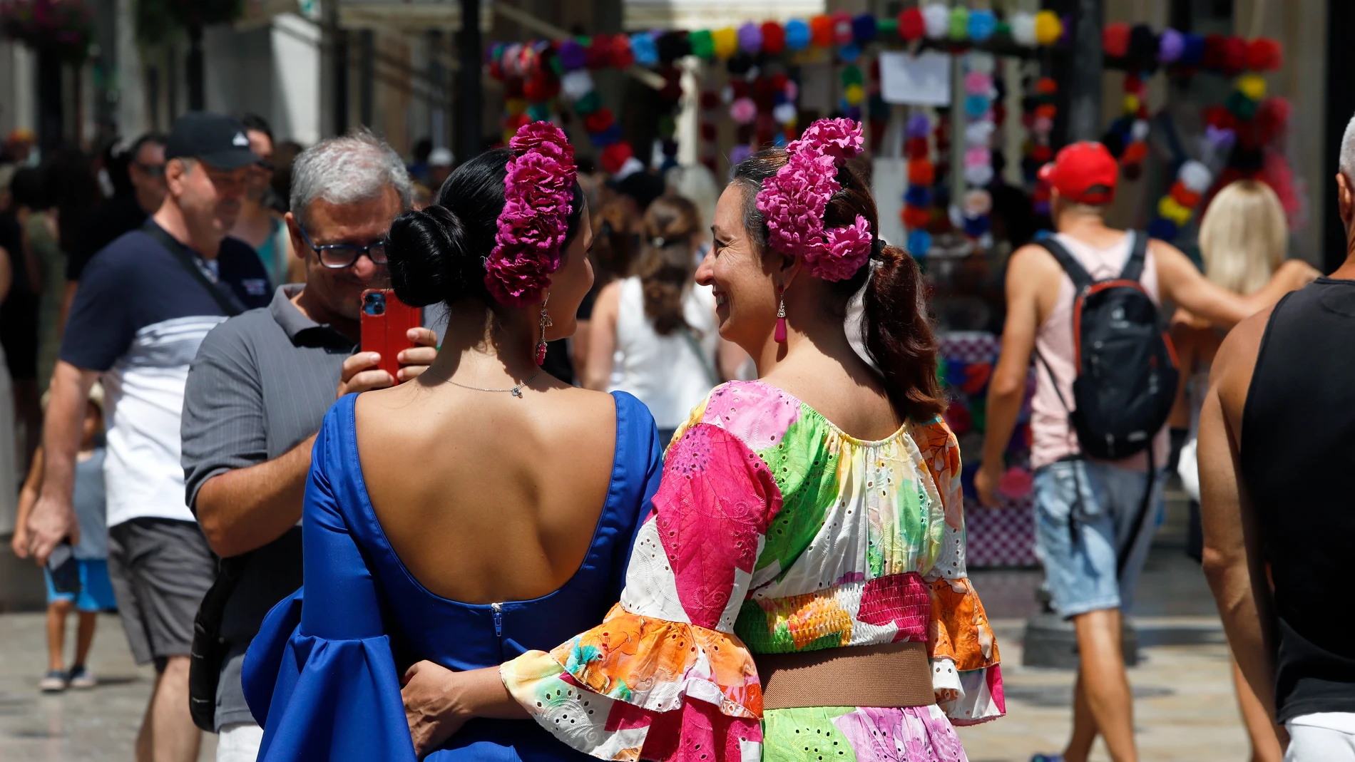 Mujeres vestidas con el traje típico, bailan y disfrutan de la Feria del centro de Málaga. A 21 de agosto de 2025 en Málaga (Andalucía, España). La ciudad de Málaga prosigue con el disfrute de vecinos y visitantes de la Feria del Centro, los cuales cantan y bailan para divertirse en cada calle, plaza y rincón del casco histórico de la capital de la Costa del Sol. 21 AGOSTO 2025 Álex Zea / Europa Press 21/08/2025