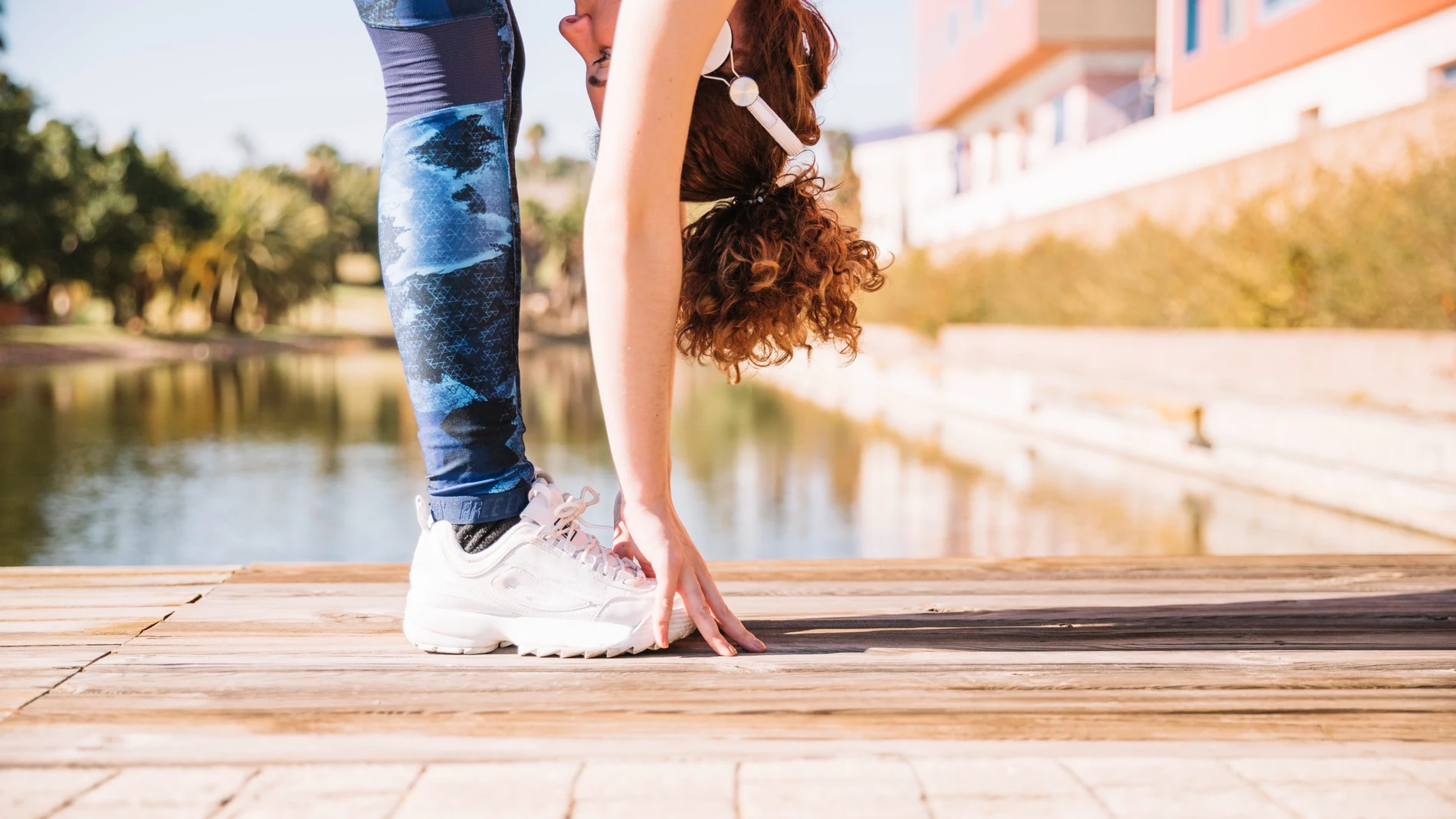 Caminar con un ligero ajuste en el ángulo del pie puede aliviar el dolor y frenar la artrosis de rodilla, según un estudio científico