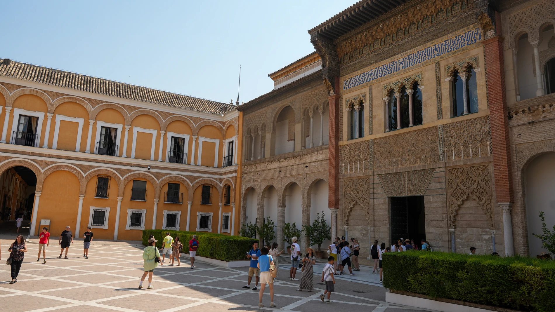 Imágenes del Alcázar de Sevilla. A 21 de agosto de 2025 en Sevilla, Andalucía (España). La gerente del Real Alcázar de Sevilla, Ana María Jáuregui, ha dado a conocer los sistemas de seguridad implantados en el monumento, esenciales para su correcto funcionamiento y conservación. El conjunto, declarado Patrimonio de la Humanidad por la UNESCO en 1987, mantiene así los estándares de protección de uno de los enclaves históricos más visitados de la ciudad. 21 AGOSTO 2025 Francisco J. Olmo / Eur...