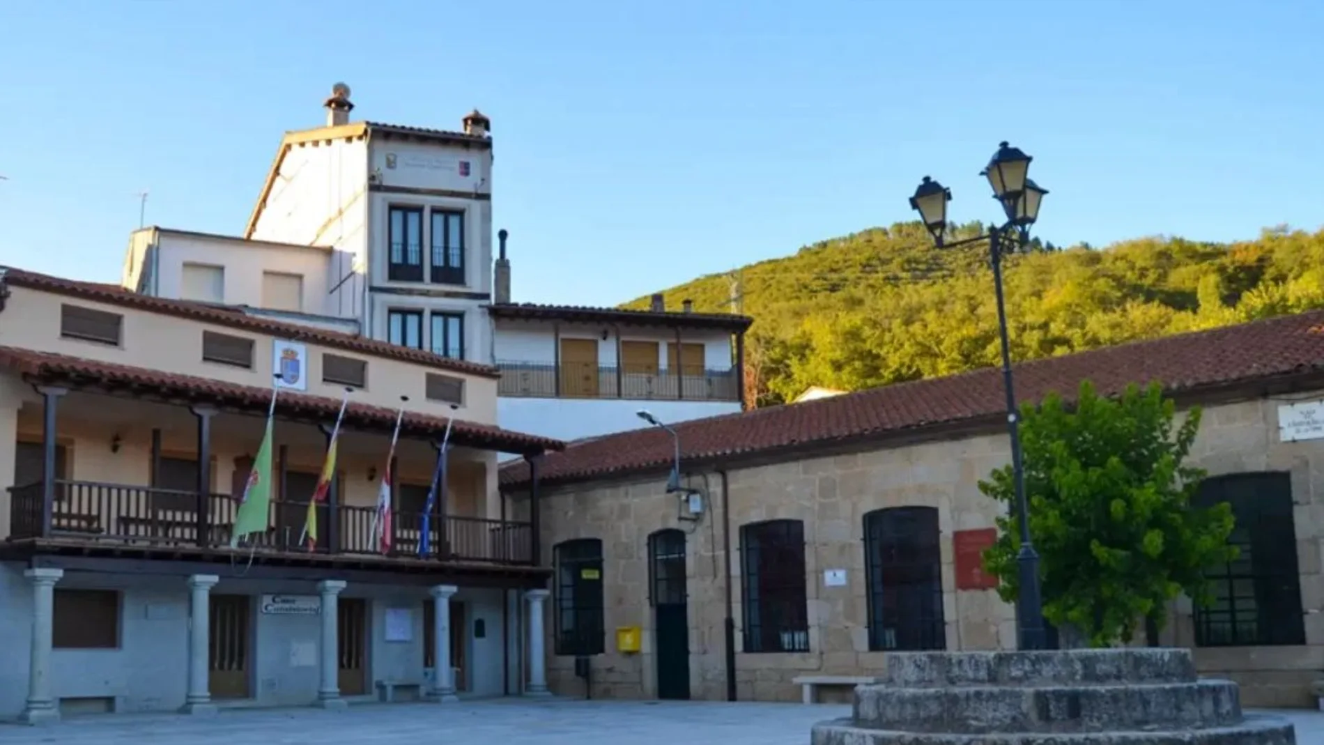 Fachada del Ayuntamiento de Santibáñez de la Sierra