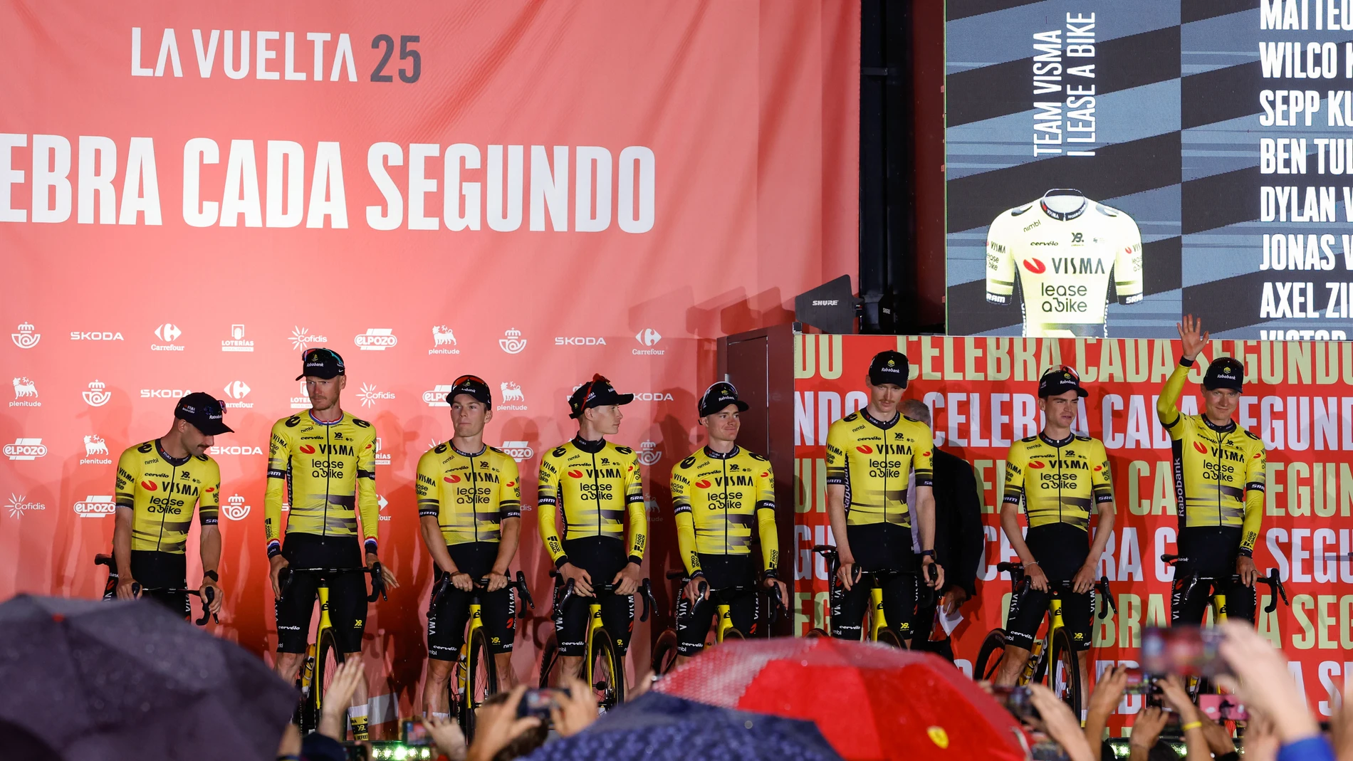 TURÍN, 21/08/2025.- Los corredores del Visma durante la presentación, este jueves, de la Vuelta Ciclista a España que comienza el sábado desde Turín (Italia). EFE/ Javier Lizón