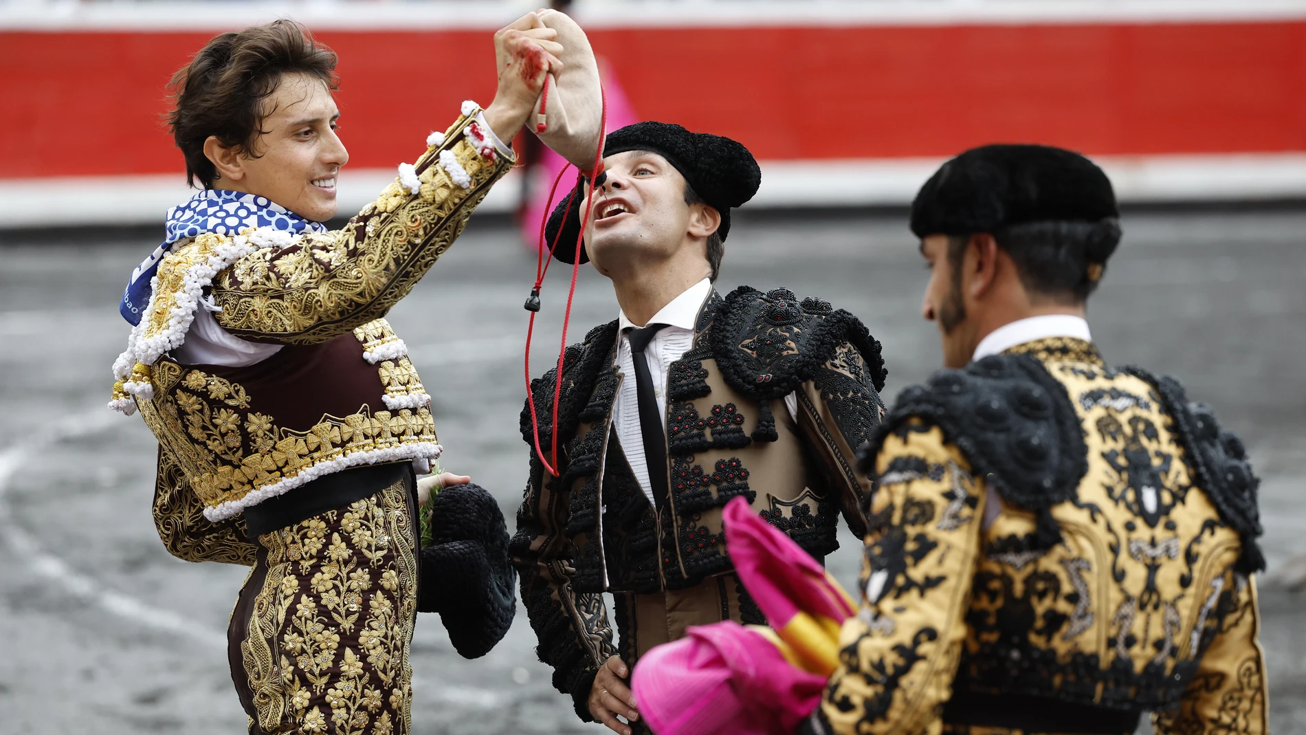 GRAFCAV1811. BILBAO, 21/08/2025.- El torero Roca Rey da de beber en la clásica bota de vino a su cuadrilla tras cortar dos orejas a su segundo toro de la tarde en la cuarta de abono de las Corridas Generales de la Aste Nagusia 2025 de Bilbao, en la que ha compartido cartel con los diestros Juan Ortega y Pablo Aguado. EFE/ Miguel Toña