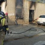 Bomberos extinguen un incendio en una vivienda unifamiliar de La Torrecilla, en Lorca (Murcia)