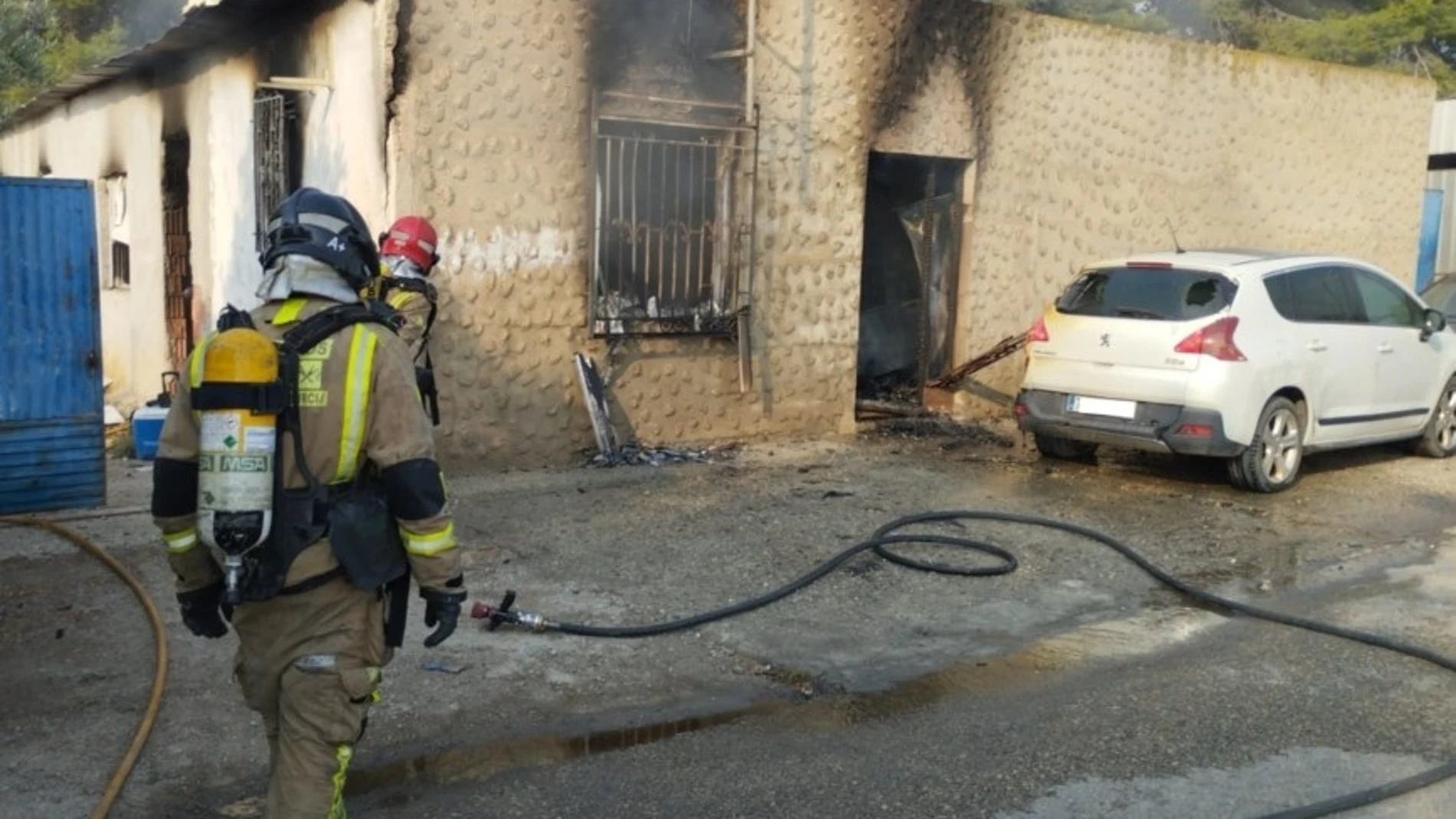 Bomberos extinguen un incendio en una vivienda unifamiliar de La Torrecilla, en Lorca (Murcia)