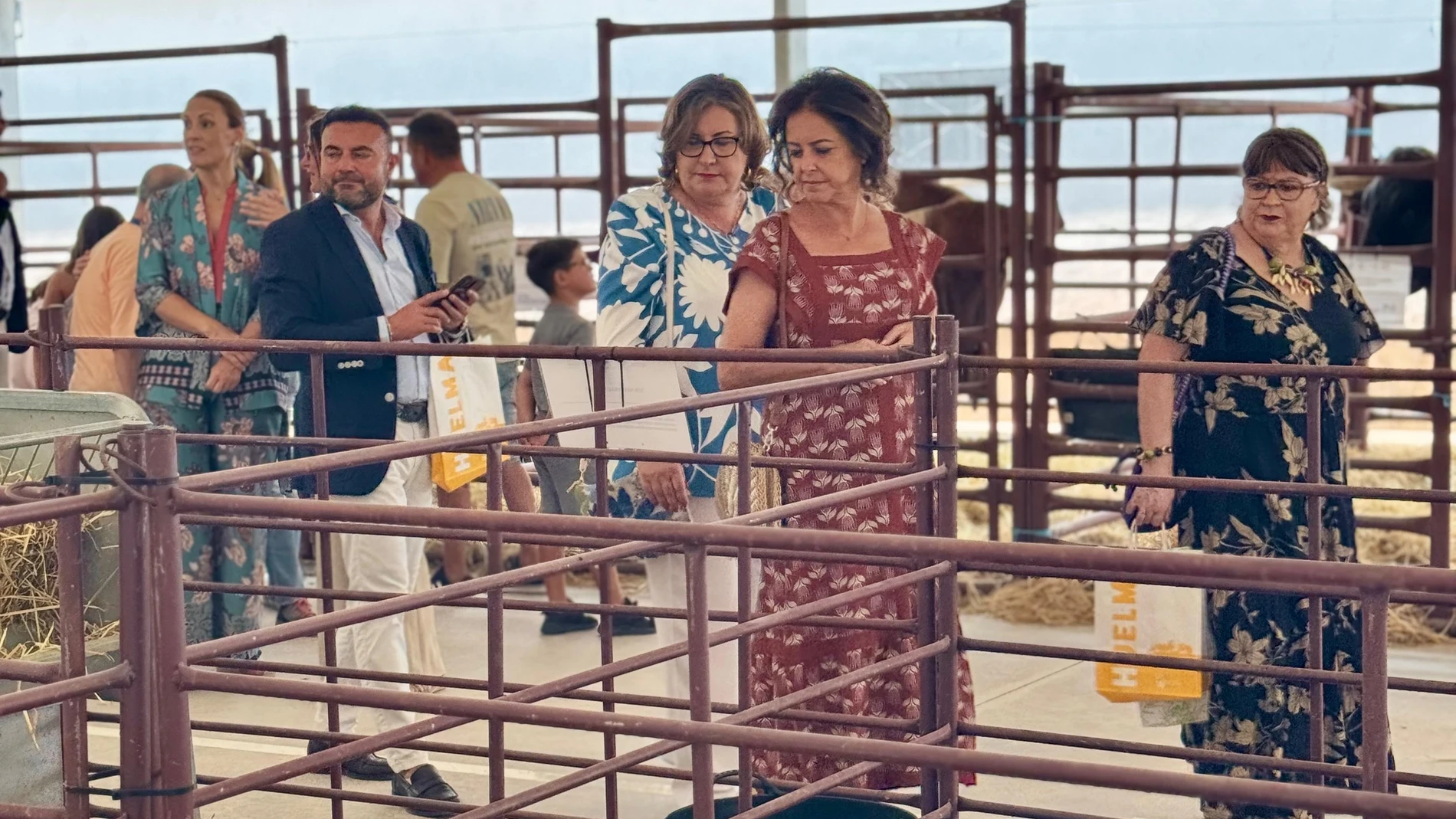 Catalina García (c), junto a otras autoridades, en Expohuelma 2025. REMITIDA / HANDOUT por Junta de Andalucía Fotografía remitida a medios de comunicación exclusivamente para ilustrar la noticia a la que hace referencia la imagen, y citando la procedencia de la imagen en la firma 21/08/2025