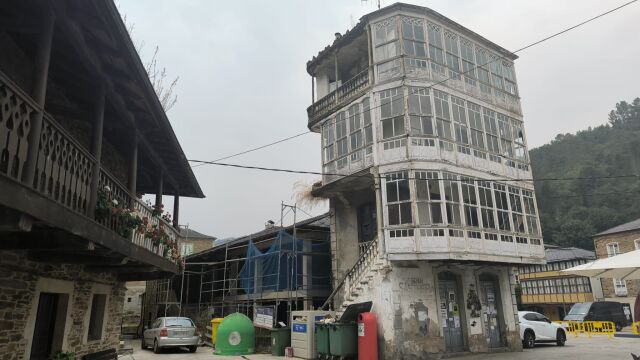 Casa Benedicto, en pleno centro de Navia de Suarna, en su estado actual