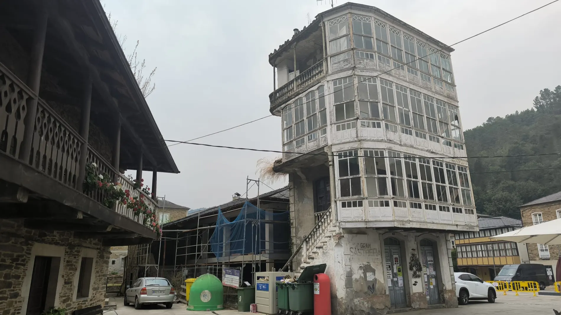 Casa Benedicto, en pleno centro de Navia de Suarna, en su estado actual
