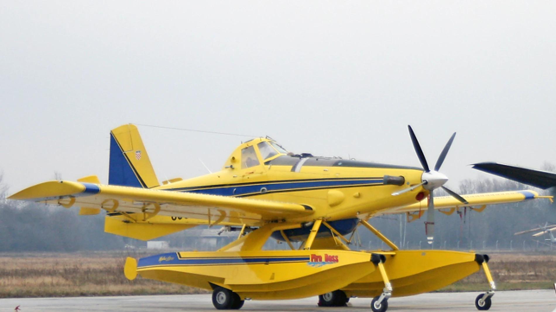 Avión de color amarillo con flotadores para poder aterrizar sobre el agua
