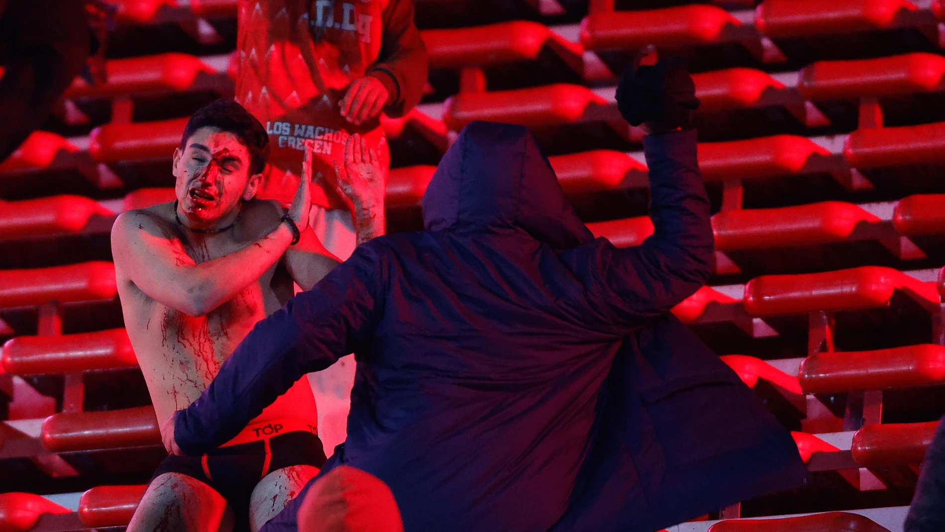 AMDEP1476. AVELLANEDA (ARGENTINA), 20/08/2025.- Hinchas se enfrentan este miércoles, en un partido de los octavos de final de la Copa Sudamericana entre Independiente y Universidad de Chile en el estadio Libertadores de América en Avellaneda (Argentina). EFE/ Juan Ignacio Roncoroni