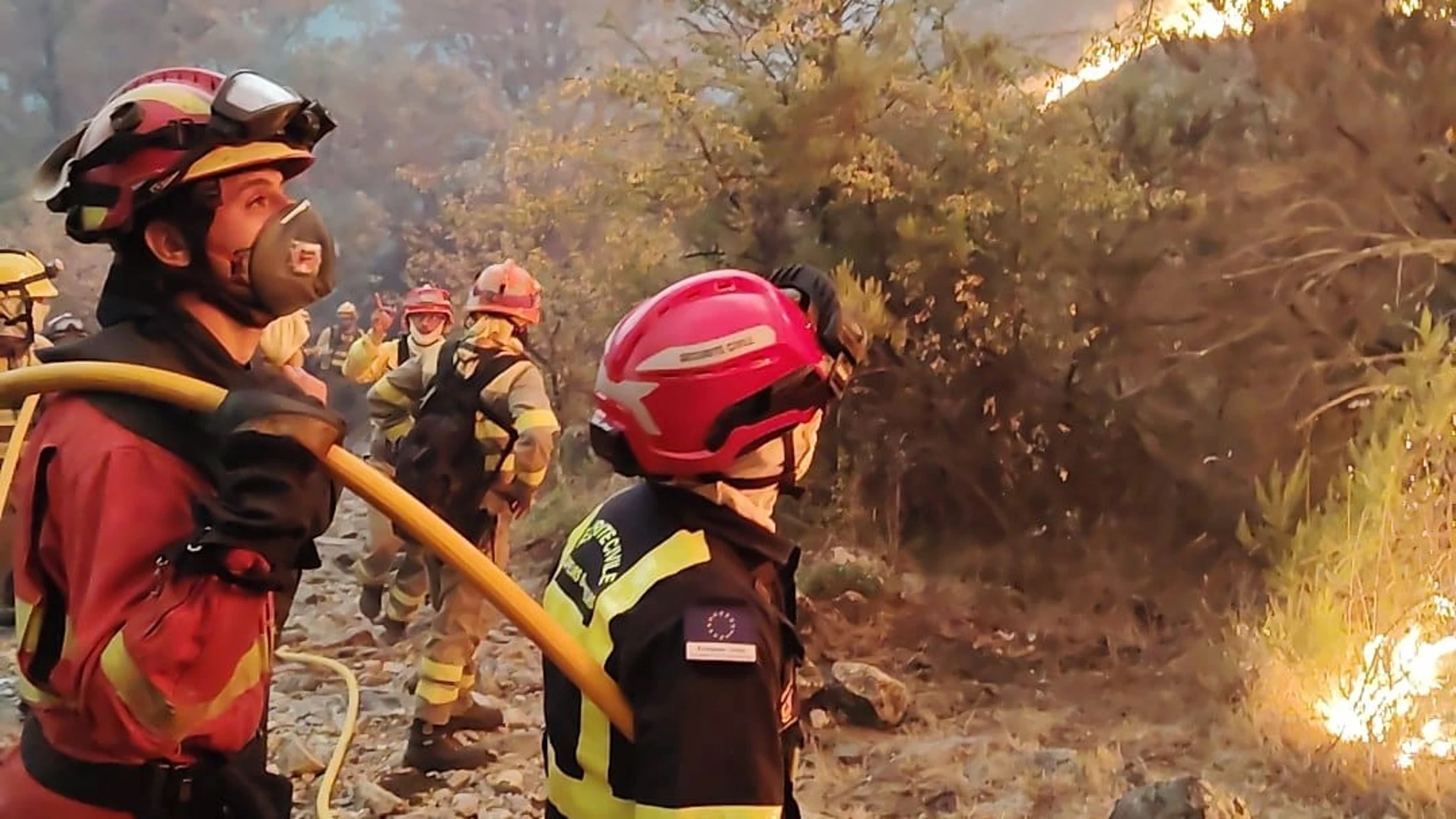 PORTO (ZAMORA), 21/08/2025.- Efectivos de la Unidad Militar de Emergencias (UME) española y del 7º Regimiento de Instrucción e Intervención de la Securité Civile de Francia trabajan conjuntamente en la extinción del incendio forestal de Porto (Zamora). EFE/ Ministerio de Defensa