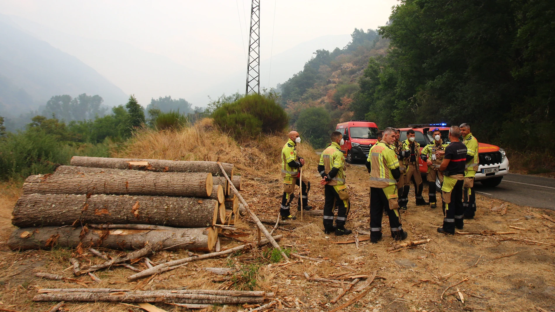 Trabajos de extinción de incendios en la provincia de León