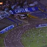 Lluvia de zapatillas sobre el campo del estadio El Campín de Bogotá