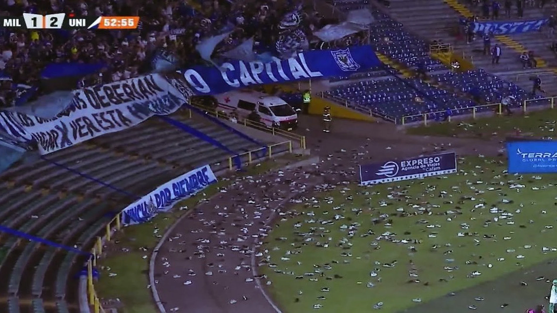 Lluvia de zapatillas sobre el campo del estadio El Campín de Bogotá