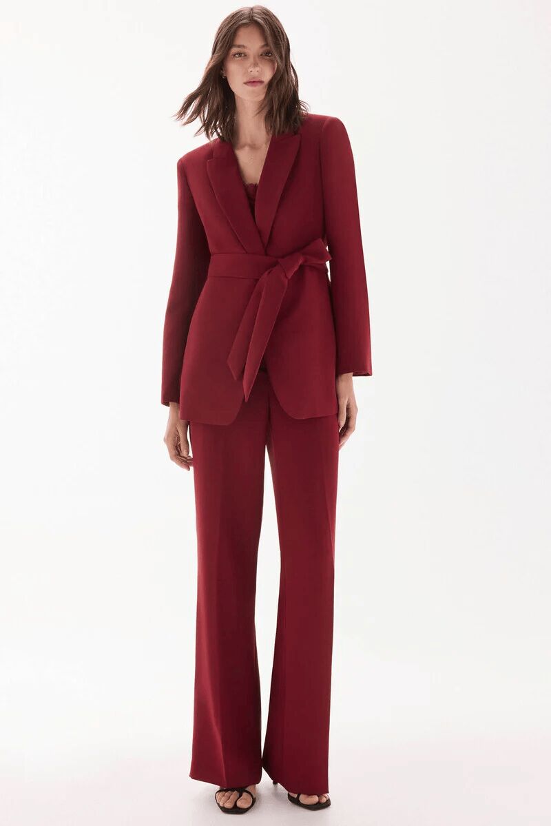 Traje de chaqueta y pantalón burdeos.