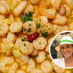 Julie Andrieu confiesa: "Esta técnica con ajo cambió mi forma de cocinar gambas"
