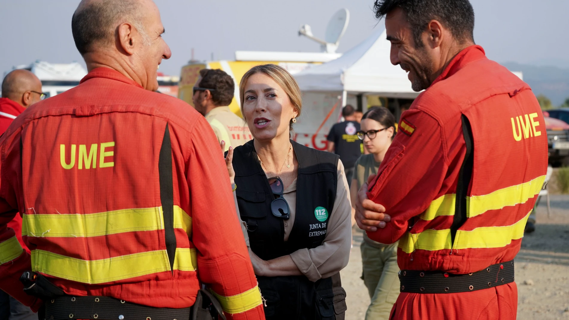 LA GRANJA (CÁCERES), 21/08/2025.- La presidenta de la Junta de Extremadura, María Guardiola, asiste este jueves al Puesto de Mando Avanzado (PMA) del incendio forestal de Jarilla, ubicado en la localidad cacereña de La Granja, desde donde ha informado sobre los avances en las tareas de extinción. EFE/Eduardo Palomo