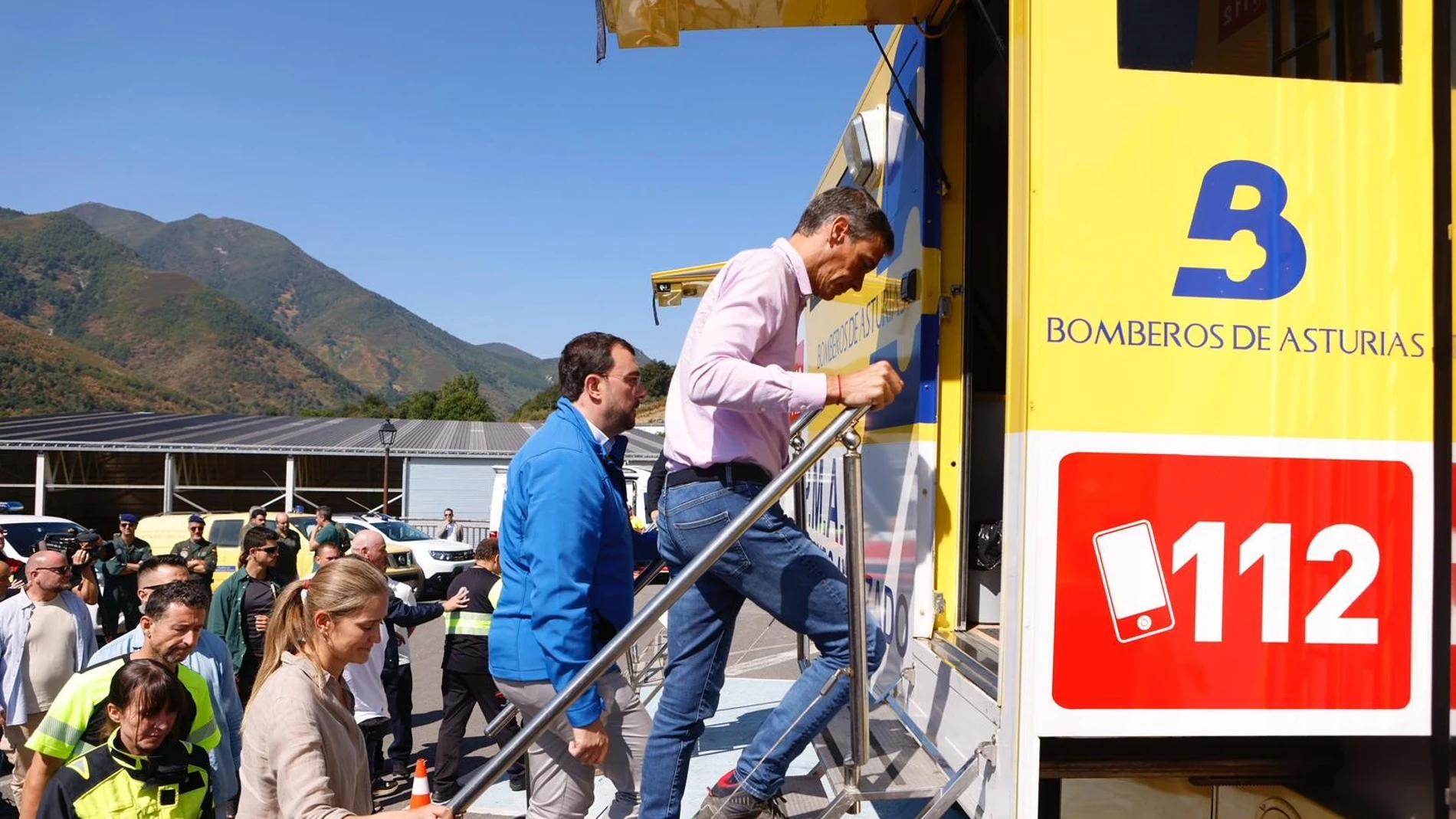 El presidente del Gobierno, Pedro Sánchez, acompañado por el presidente del Principado de Asturias, Adrián Barbón, durante una visita al Puesto de Mando Avanzado de los incendios de Somiedo y Cangas del Narcea, a 22 de agosto de 2025, en Degaña, Asturias (España). Sánchez ha viajado a Asturias para conocer sobre el terreno la evolución del incendio forestal de Degaña y durante su visita se ha reunido con los responsables de los dispositivos de emergencias y de coordinación. Se trata de la cua...