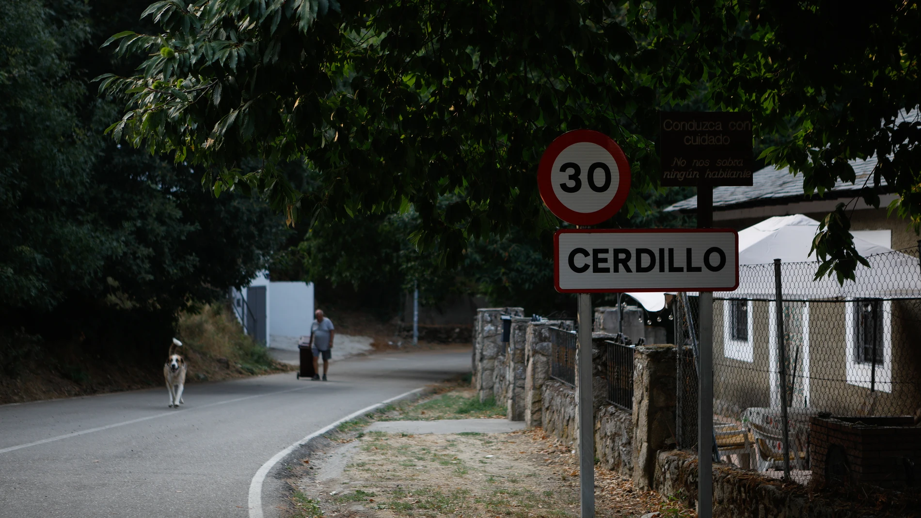 Cartel de entrada al pueblo, a 22 de agosto de 2025, en Cerdillo, Zamora, Castilla y León (España). El Centro de Coordinación de Emergencias Provinciales (Cecopi) ha acordado el realojo de las localidades de Vigo, San Martín de Castañeda y San Ciprián afectadas por el incendio que desde el pasado día 14 de agosto, con un Índice de Gravedad Potencial (IGR 2), se originó en Porto y asola desde entonces la comarca de Sanabria, según la información facilitada por la Subdelegación del Gobierno. Es...