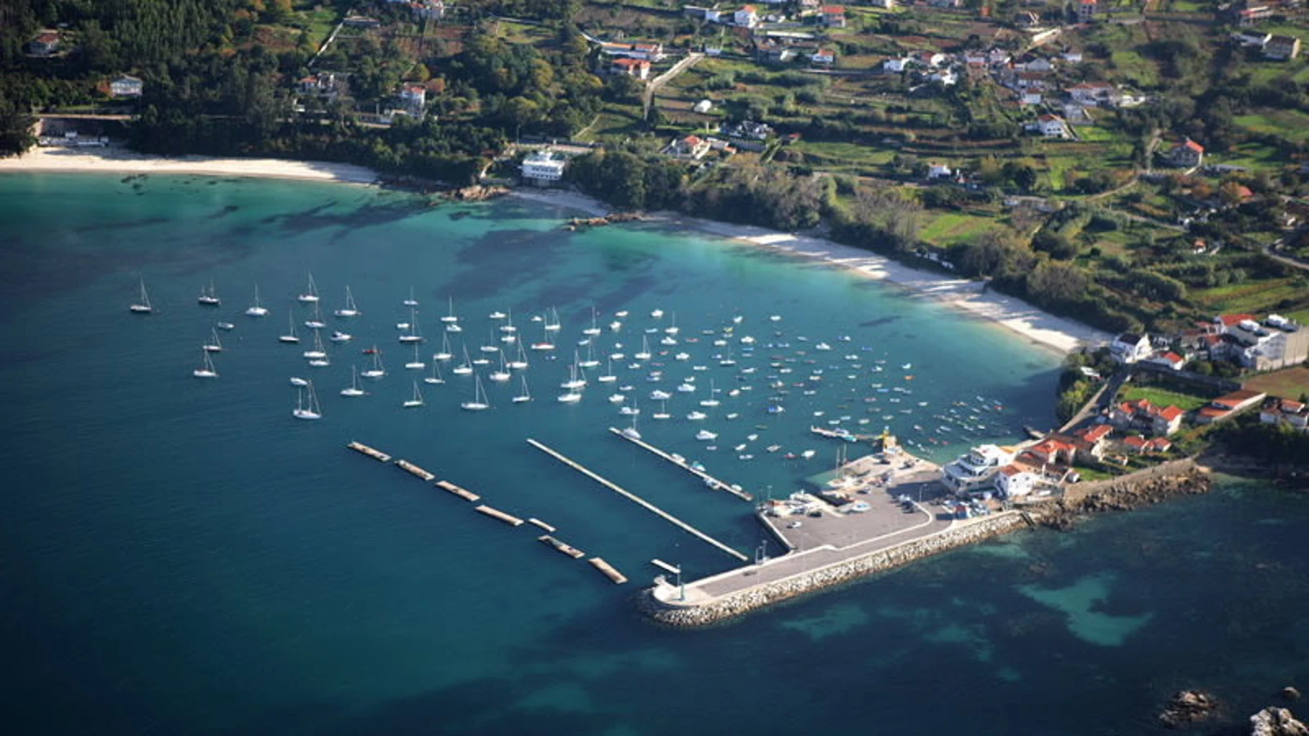 Vista aérea del puerto deportivo de Aguete, en Marín.