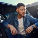 Nick Jonas reinventa el reloj con Fossil: así es su colección Machine Luxe con anillos-reloj