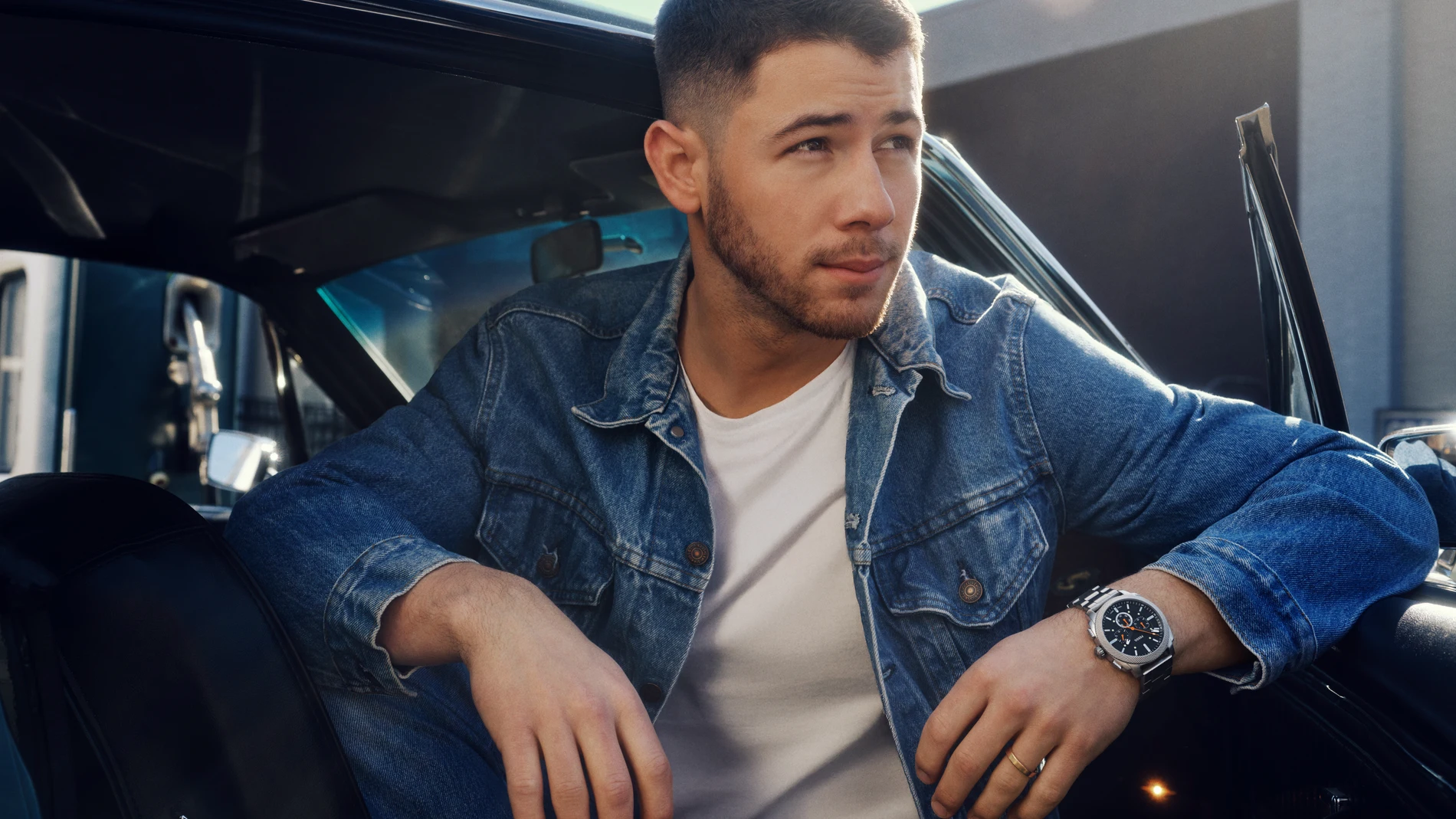 Nick Jonas con un reloj Fossil Machine Luxe en la muñeca durante la campaña de la colección cápsula.