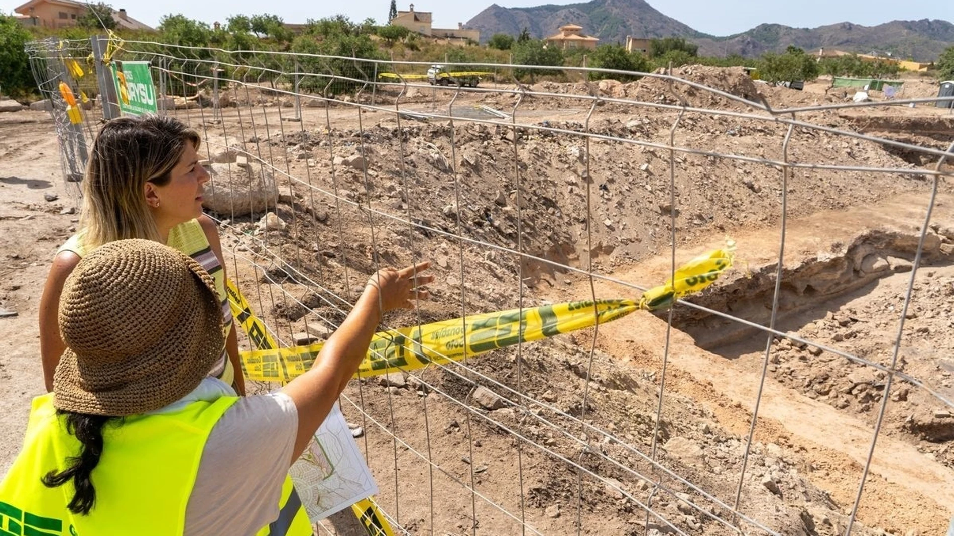 La alcaldesa, Noelia Arroyo, visita la excavación