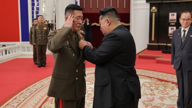 Kim Jong Un coloca una medalla a un soldado norcoreano en Pyongyang