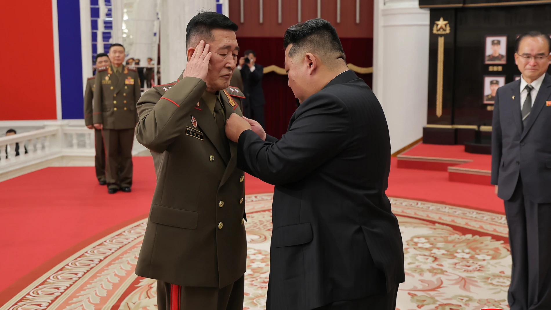 Pyongyang (Korea, Democratic People's Republic Of), 22/08/2025.- An undated photo released by the official Korean Central News Agency (KCNA) shows North Korean leader Kim Jong Un (R) fixing a 'DPRK Hero Medal' medal onto a soldier's uniform during a ceremony to award state commendations to commanders and combatants deployed in unspecified overseas operations, in Pyongyang, North Korea (issued 22 August 2025). According to KCNA, Kim conferred state commendations, including the title of DPRK He...