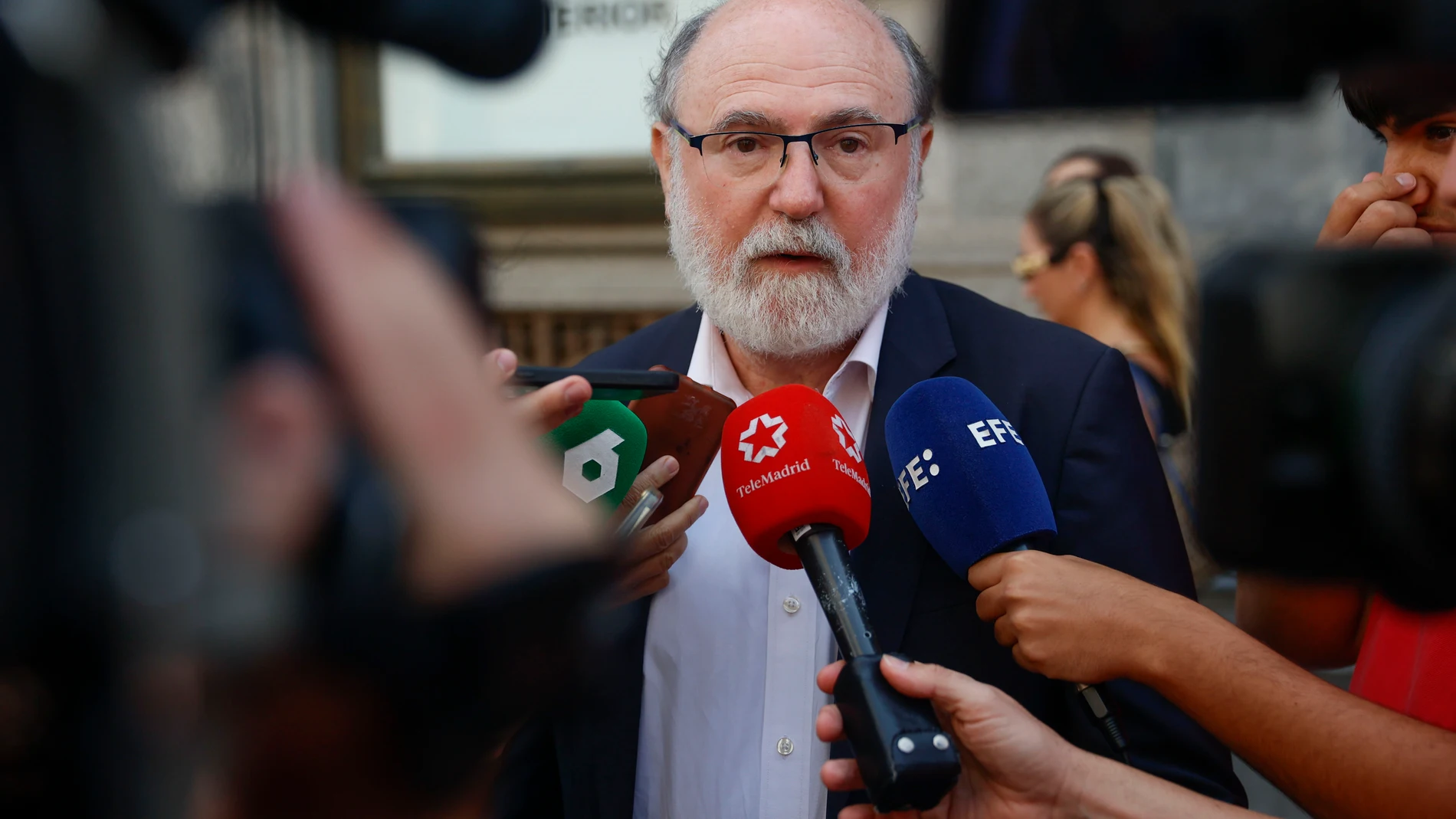 MADRID, 22/08/2025.- El presidente de Tragsa, Jesús Casas, atiende a los medios a su salida este viernes de la reunión con el consejero de Medio Ambiente, Agricultura e Interior de la Comunidad de Madrid, Carlos Novillo, para abordar las reivindicaciones de mejoras salariales y laborales de las Brigadas Forestales de dicha comunidad. EFE/ Mario Moron
