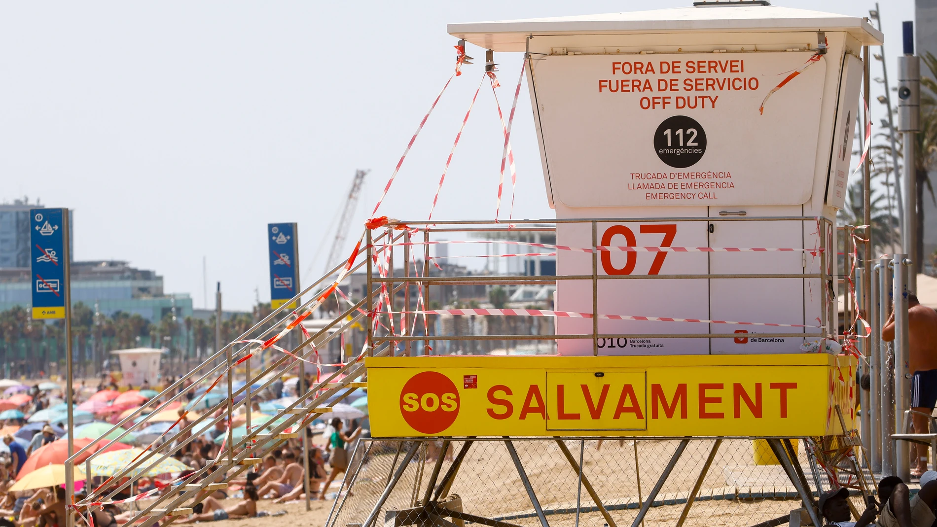 GRAFCAT1336. BARCELONA (ESPAÑA), 22/08/2025.-Aspecto de una torre de salvamento en la playa de la Barceloneta, este viernes, en que los socorristas, en huelga desde el pasado 1 de agosto, se han concentrado frente al Ayuntamiento de Barcelona.EFE/ Quique García