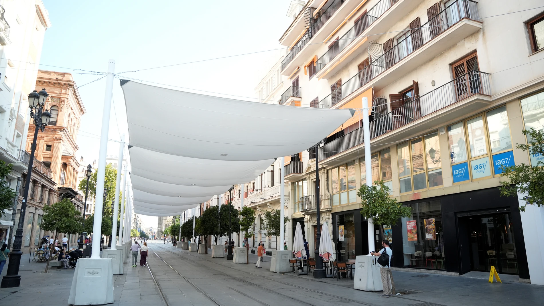 Imágenes de la Avenida de la Constitución de Sevilla luciendo los primeros toldos instalados en la jornada de hoy. A 22 de agosto de 2025, en Sevilla (Andalucía, España). El Ayuntamiento hispalense ha instalado este viernes los primeros toldos en la Avenida de la Constitución dando respuesta a una demanda histórica con la que conseguirá casi 1300 metros cuadrados de sombra. 22 AGOSTO 2025 Joaquin Corchero / Europa Press 22/08/2025