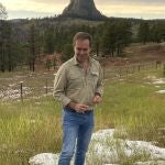 Esta foto fue tomada hace solo unos días en Wyoming: el escritor Javier Sierra posa delante de la Devils Tower, la montaña que Spielberg inmortalizó en «Encuentros en la tercera fase».