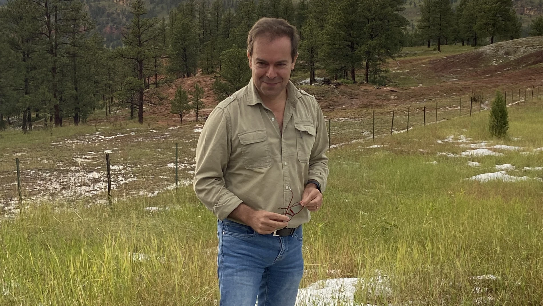 Esta foto fue tomada hace solo unos días en Wyoming: el escritor Javier Sierra posa delante de la Devils Tower, la montaña que Spielberg inmortalizó en «Encuentros en la tercera fase».