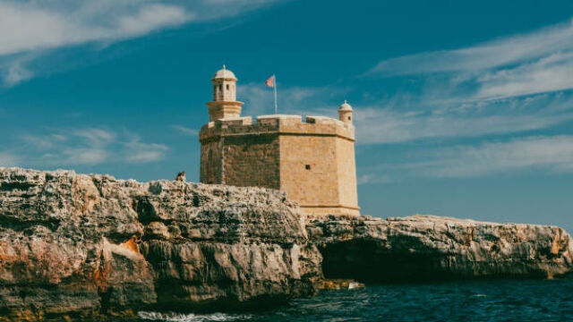 Esta es la ruta que invita a descubrir la historia más antigua de Menorca: fortalezas medievales, musulmanas y británicas