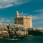 Esta es la ruta que invita a descubrir la historia más antigua de Menorca: fortalezas medievales, musulmanas y británicas