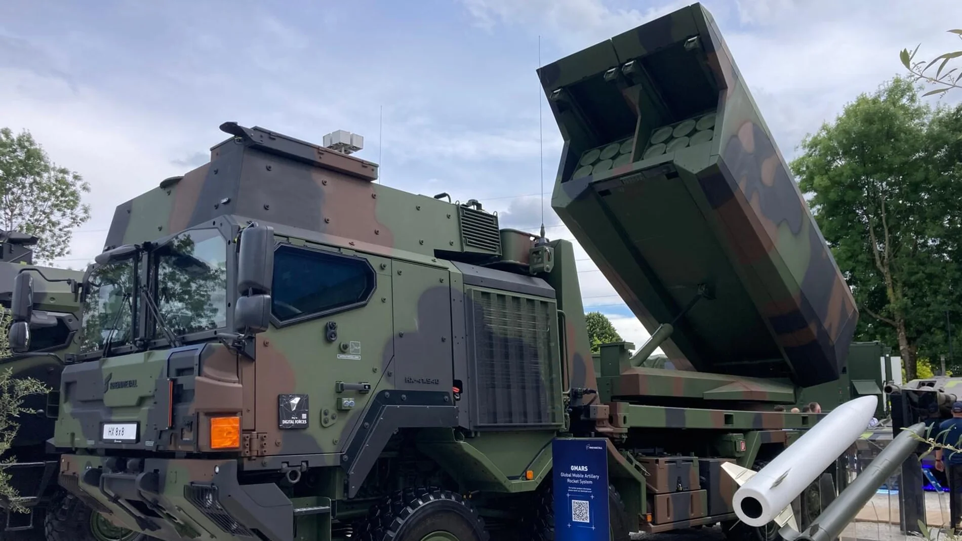 Sistema de misiles en un camión del ejército pintado de camuflaje