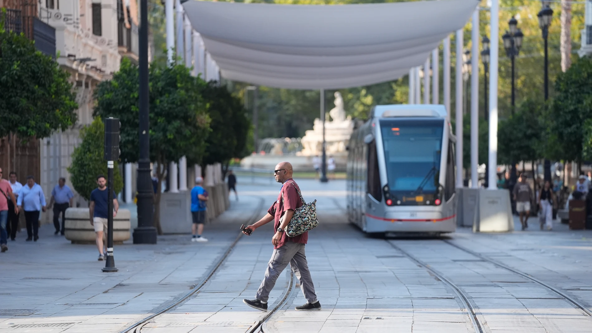 Imágenes de la Avenida de la Constitución de Sevilla luciendo los primeros toldos instalados en la jornada de hoy. A 22 de agosto de 2025, en Sevilla (Andalucía, España). El Ayuntamiento hispalense ha instalado este viernes los primeros toldos en la Avenida de la Constitución dando respuesta a una demanda histórica con la que conseguirá casi 1300 metros cuadrados de sombra. 22 AGOSTO 2025 Joaquin Corchero / Europa Press 22/08/2025