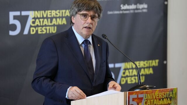 GRAFCAT1236. PRADA DE CONFLENT (FRANCIA) (FRANCIA), 19/08/2025.-El expresidente de la Generalitat y líder de JxCat, Carles Puigdemont durante la conferencia 'Lección Fabra:"la lengua catalana i Europa" que ha pronunciado en el marco de la 57ª edición de la Universitat Catalana d'Estiu (UCE) celebrada en Prada de Conflent (Francia).EFE/ Siu Wu