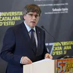 GRAFCAT1236. PRADA DE CONFLENT (FRANCIA) (FRANCIA), 19/08/2025.-El expresidente de la Generalitat y líder de JxCat, Carles Puigdemont durante la conferencia 'Lección Fabra:"la lengua catalana i Europa" que ha pronunciado en el marco de la 57ª edición de la Universitat Catalana d'Estiu (UCE) celebrada en Prada de Conflent (Francia).EFE/ Siu Wu