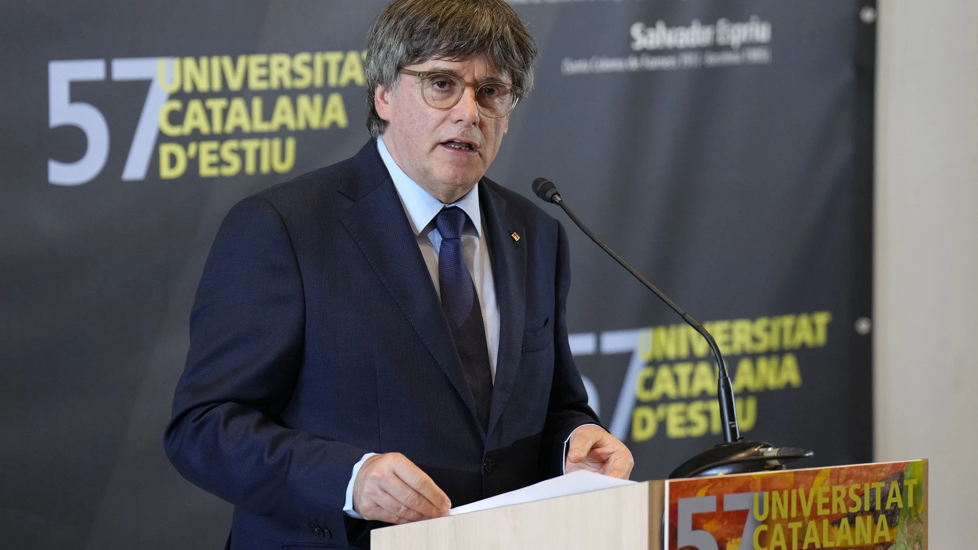 GRAFCAT1236. PRADA DE CONFLENT (FRANCIA) (FRANCIA), 19/08/2025.-El expresidente de la Generalitat y líder de JxCat, Carles Puigdemont durante la conferencia 'Lección Fabra:"la lengua catalana i Europa" que ha pronunciado en el marco de la 57ª edición de la Universitat Catalana d'Estiu (UCE) celebrada en Prada de Conflent (Francia).EFE/ Siu Wu